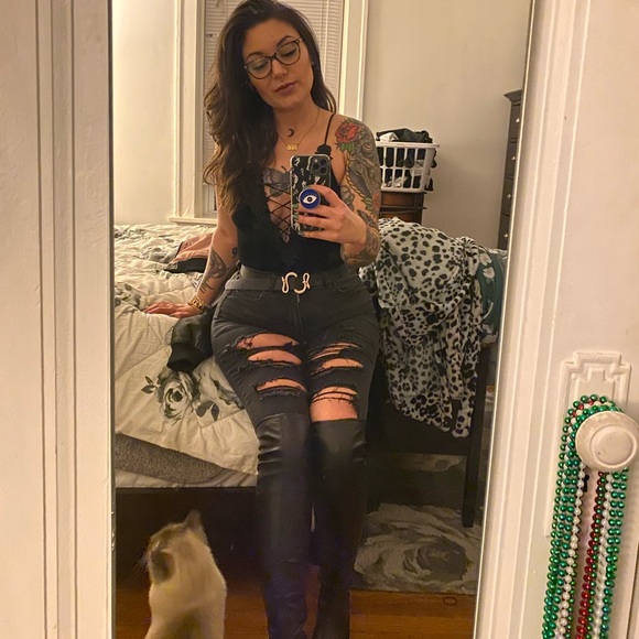 Meet your buyer/seller/trader! 🌙 - Picture 1 of 2